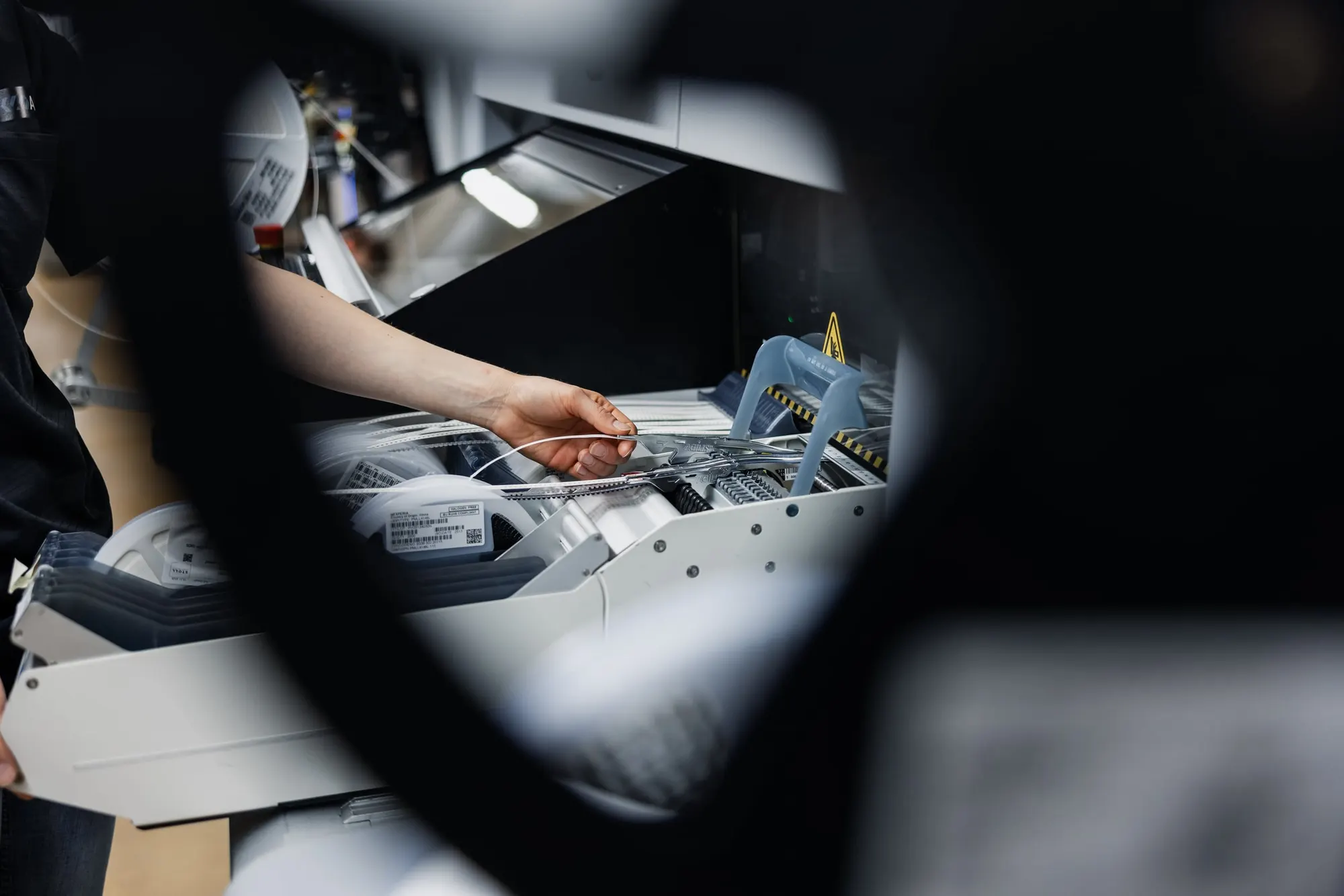 Person bedient eine SMT-Bestückungsanlage in der Elektronikfertigung