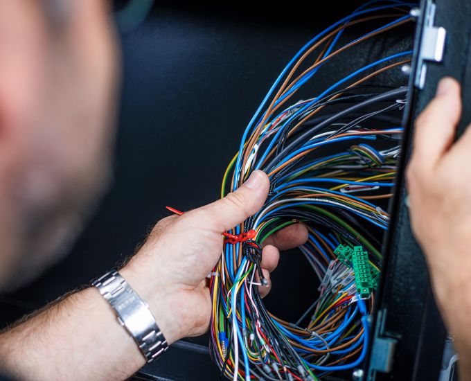 Mann sieht sich Kabel genauer an.